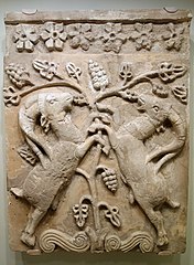 Relieve en estuco con íbices enfrentados, siglo V o VI, en un pasado pintado con policromía