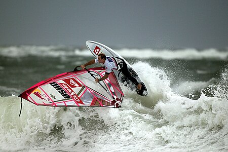 Rüzgâr sörfü yapan Robby Naish (Üreten:Thgoiter)