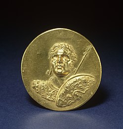 Avers d'un médaillon à l'effigie d'Alexandre portant une armure ornée d'une figure d'Athéna et un bouclier orné de symboles zodiacaux, époque romaine, IIIe siècle, Walters Art Museum.