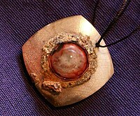 Một mặt dây chuyền mắt Ruby từ một nền văn minh cổ đại ở Mesopotamia có thể được sử dụng như bùa hộ mệnh để bảo vệ chống lại những con mắt quỷ.