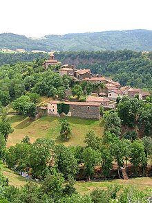 Saint-Arcons-d'Allier et la Fioule en bas, juste avant la confluence avec l'Allier.