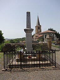 Le monument aux morts situé devant l'église.