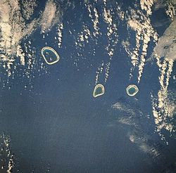 Satelitní snímek souostroví, zleva atoly Matureivavao, Tenarunga, Vahanga a Tenararo (pod mraky); sever je na snímku dole