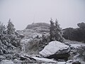 Skalisko – vrchol zamrznutý a v hmle