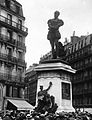 Statue d'Étienne Dolet sur la place Maubert ; photographie d'Eugène Atget prise en 1899.