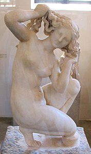 Estatua de Afrodita bañándose.