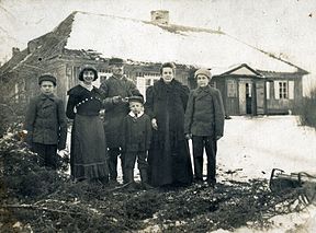 Dvaro tarnautojų Stoškų šeimos portretas rūmų kieme, 1920 m.