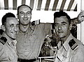 מפקד חיל הים שמואל טנקוס עם ראש מחלקת ציוד אריה קפלן וקצין נוסף, 1959.