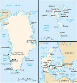 Med uret fra nederst til højre (størrelser ikke at skalere): Kort over Danmark (Nordeuropa), Grønland (Nordatlanten og Arktis) og Færøerne (Nordatlanten).