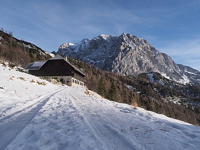 Slika:Tičarjev dom na Vršiču (Vršič pass, Julian Alps, Slovenia).jpg