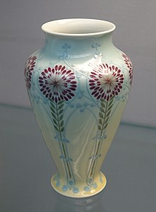 Vase gaulois (1896), forme de Sandier, décoration de Geneviève Rault, porcelaine de Sèvres, Berlin, musée Bröhan.