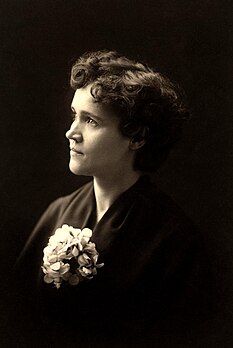 Voltairine de Cleyre, uma escritora anarquista, feminista americana, que se opôs ao Estado, ao casamento e à dominação religiosa sobre a sexualidade e a vida das mulheres. (definição 1 802 × 2 695)