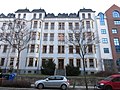 Mietshaus in geschlossener Bebauung mit Vorgarten