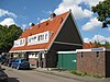 Blok met 4 keukenwoningen, zo genoemd vanwege destijds nieuwe plaatsing van keuken aan de voorzijde, aan de zijkant een houten topgevel, bouwstijl Amsterdamse School, aansluitend op andere keukenwoningen in Tuindorp Nieuwendam