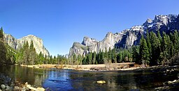 Mercedfloden i Yosemitedalen, med Bridalveil Fall (mitten) och El Capitan (vänster)