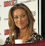 Zoie Palmer dans les rôles de l'androïde et Dr Irena Shaw.