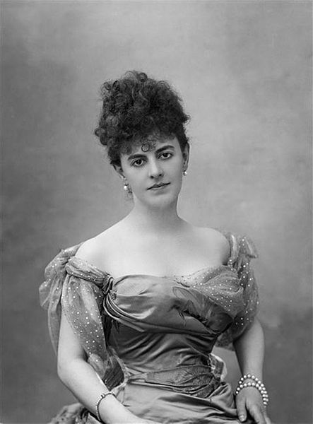 La comtesse Élisabeth Greffulhe en 1895. Photographie de Paul Nadar. Cette photographie a été promue selon les critères des images de valeur sur Wikimedia Commons, grâce à l'administrateur Yann.