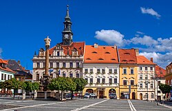 Budova radnice a další památkově chráněné domy na východní straně náměstí T. G. Masaryka