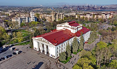 Doněcké akademické oblastní činoherní divadlo, jehož budova byla zničena v březnu 2022 během bitvy o Mariupol