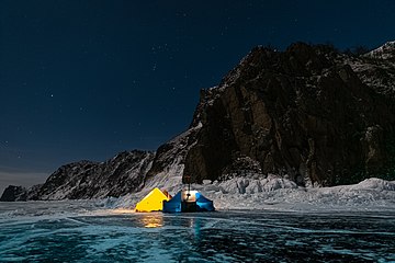 Туристы ночуют на льду Байкала