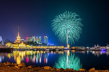 Fogos de artifício no porto de Sóchi, Krai de Krasnodar, Rússia. (definição 5 733 × 3 822)