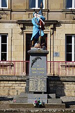 Poilu étreignant le drapeau (monument aux morts)