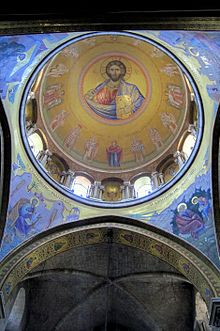 Photographie en couleurs du dôme doré représentant un Christ en majesté.
