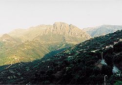 Vue du village d'Ait-Daoud sur une partie du Djurdjura