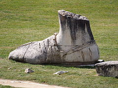 Pied, partie de la sculpture de Geoffroy la Grand'Dent, Abbaye de Maillezais, France