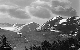 Tjuonatjåkka är närmast på bild och Nissuntjårro syns på andra sidan dalen som utgör Lapporten.