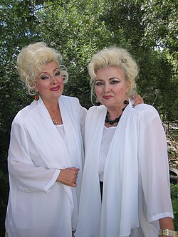 Сестри Аджови през 2007 г.