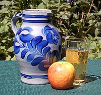 http://upload.wikimedia.org/wikipedia/commons/thumb/6/6b/Apfelwein_Geripptes_Bembel.jpg/200px-Apfelwein_Geripptes_Bembel.jpg