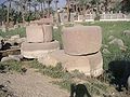 Bases de colonnes des bas-côtés de la salle hypostyle du temple de Ptah de Memphis