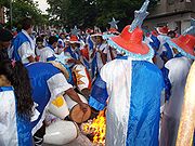Integrantes de una Comparsa Templando los Tambores en el Desfile de Llamadas