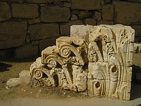 Relief d'angle à décor végétal d'une des tours sommitales de la terrasse du temple.