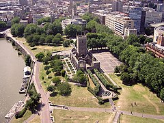 Western part of Castle Park, with ruined St Peter's church（英语：St Peter's Church, Castle Park, Bristol） in centre and Bristol Bridge（英语：Bristol Bridge） just visible in top left. The old city lies beyond.