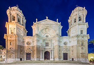 La fachada barroca de la catedral de Cádiz (1722-1838) contrasta formas arquitectónicas dinámicas con detalles clásicos precisos y una cuidada colocación de escultura exenta.