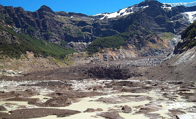 Vista del Ventisquero Negro. Glaciar reconstituido en la base del cerro Tronador. Bariloche, Argentina.