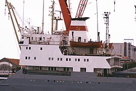 Vue de profil du château d'un navire de charge.
