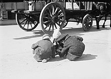 Photographie en noir et blanc d'enfants jouant dans la rue à New York.