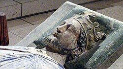 דמות ריצ'רד על קברו בפונטנברו