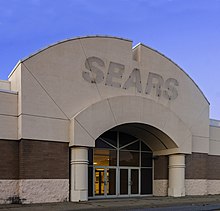 Закрытый магазин Sears со шрамом от лейбла над входом, торговый центр Hudson Valley, Кингстон, Нью-Йорк. Jpg