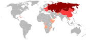 Komunistické státy (oficiálně socialistické) ve 20. století. Tmavě červenou je znázorněn SSSR s hranicemi z roku 1922, světle červenou země 