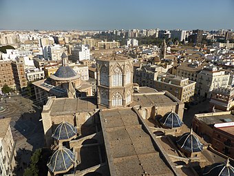 Vista desde la terraza de la torre del Miguelete o Micalet. El cimborrio gótico es un prisma octogonal, de ventanales con alabastro.