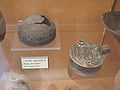 Antikk gresk oljelampe (til høyre)