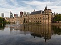 Den Haag, het Binnenhof met de Hofvijver op de voorgrond