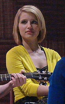 Dianna Agron hahmonaan Quinn Fabrayna Gleen livekonsertissa.