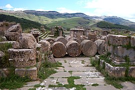 Colonnades du Capitole dispersées sur le sol du forum. En face de l'escalier, l'autel des sacrifices.