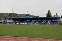 Pohled na západní tribunu Městského stadionu Střelnice