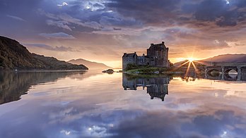 L’île et le château d’Eilean Donan au crépuscule, sur le loch Duich, en Écosse. (définition réelle 2 600 × 1 462)